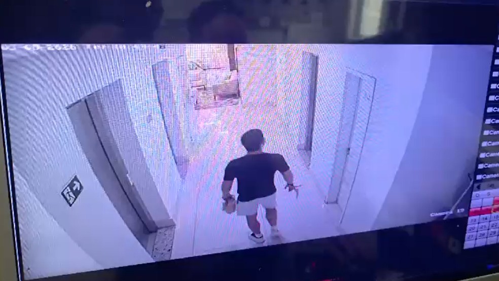 1 de 4
Imagens mostram m&eacute;dico em sagu&atilde;o antes de escalar pr&eacute;dio e invadir apartamento da ex em Bauru (SP)' &mdash; Foto: C&acirc;mera de seguran&ccedil;a/Reprodu&ccedil;&atilde;o