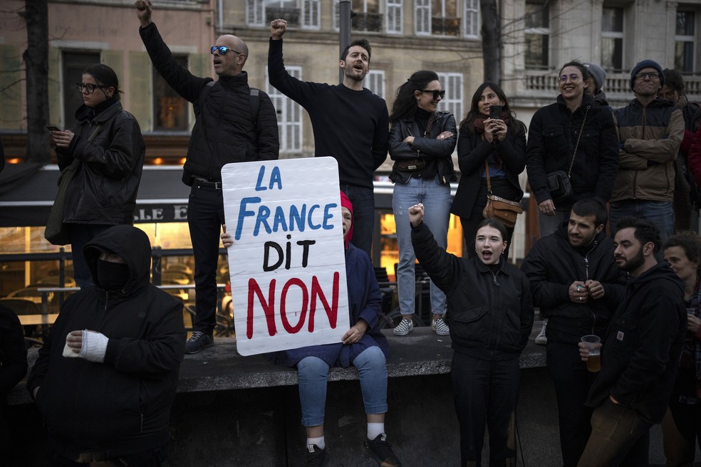 Mulher segura placa dizendo "A França disse não" durante protestos em 16 de março de 2023 — Foto: Daniel Cole/AP
