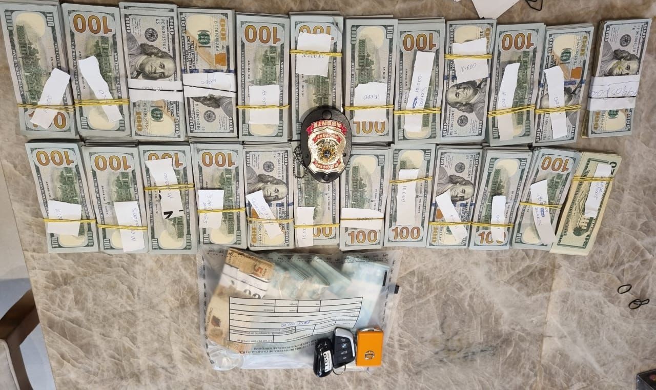 PF apreende 220 mil dólares na mansão de russo suspeito de lavar dinheiro com criptomoedas no Brasil