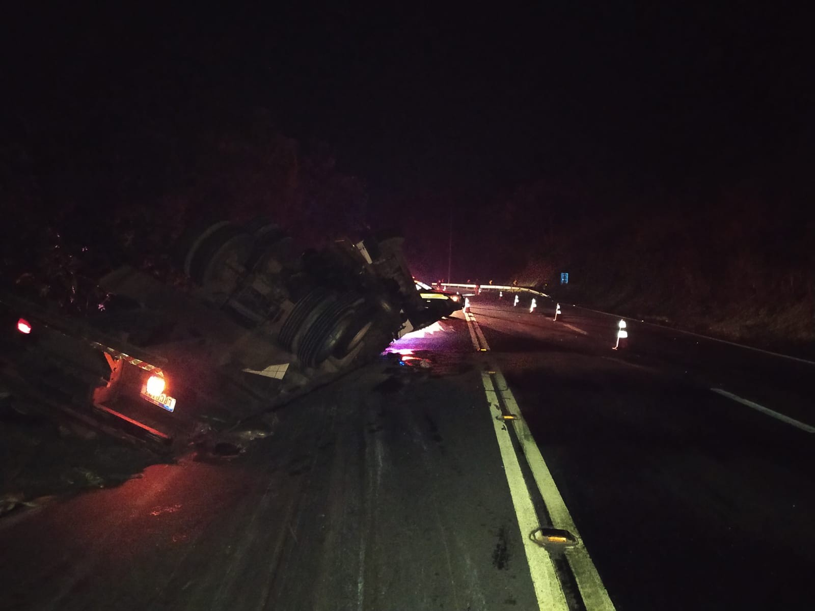 Caminhão com carga de chapas de aço tomba na Lúcio Meira, em Barra do Piraí