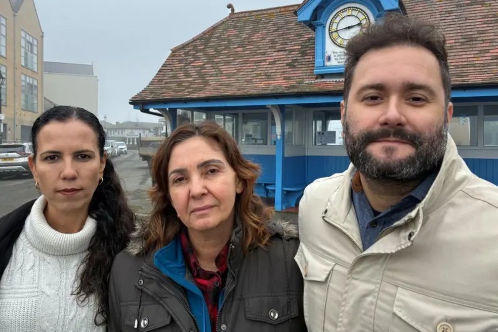 (Da esquerda para a direita) Liliane Silva, Gleyz Bezerra Fiqueiredo Barreto (mãe de Vitória) e Janilson Gomes Da Silveira Filho (namorado de Vitória) estão em Brightlingsea — Foto: Peter Walker/BBC