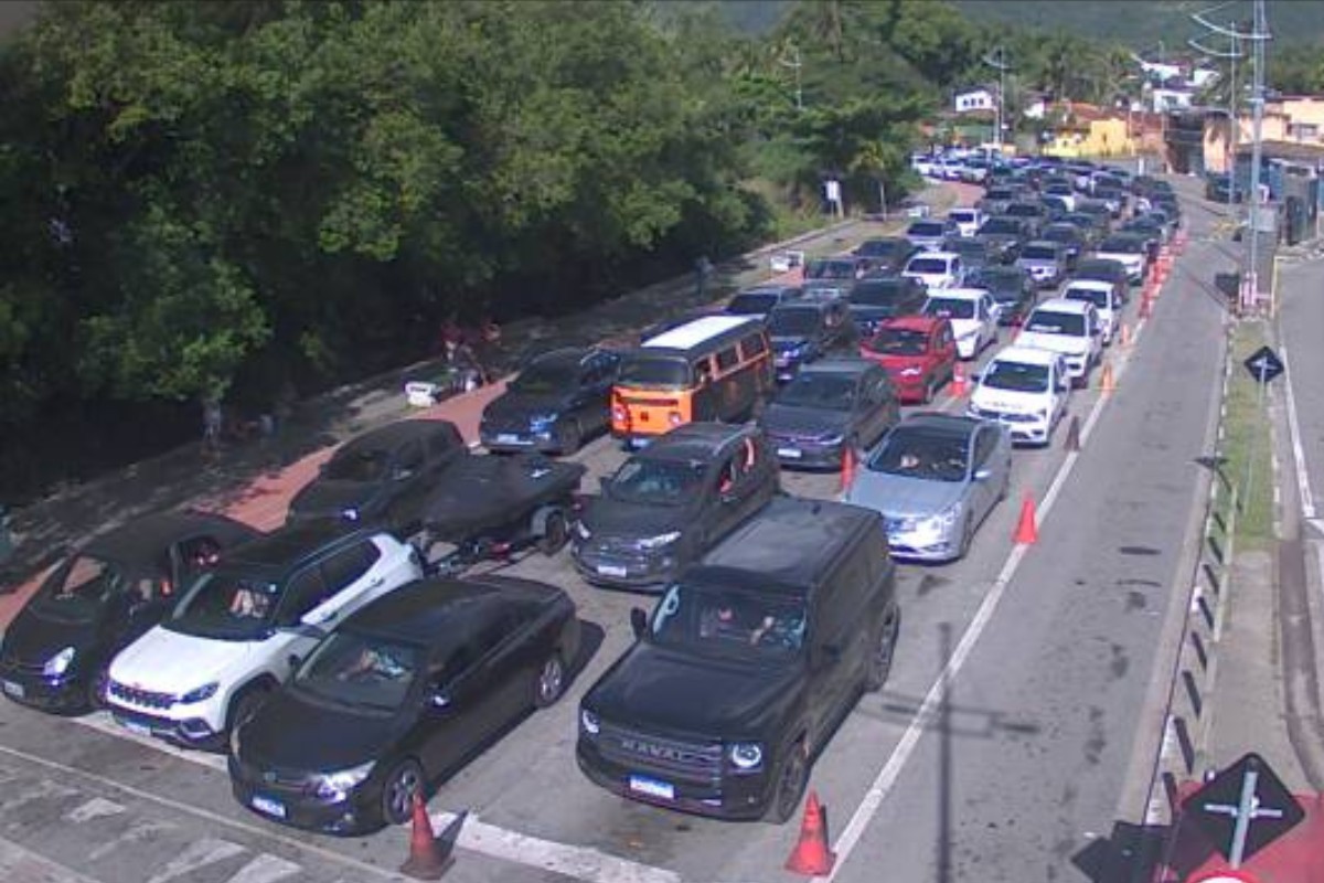 Motoristas enfrentam até 4h de espera na balsa em Ilhabela, na saída do feriado de Tiradentes
