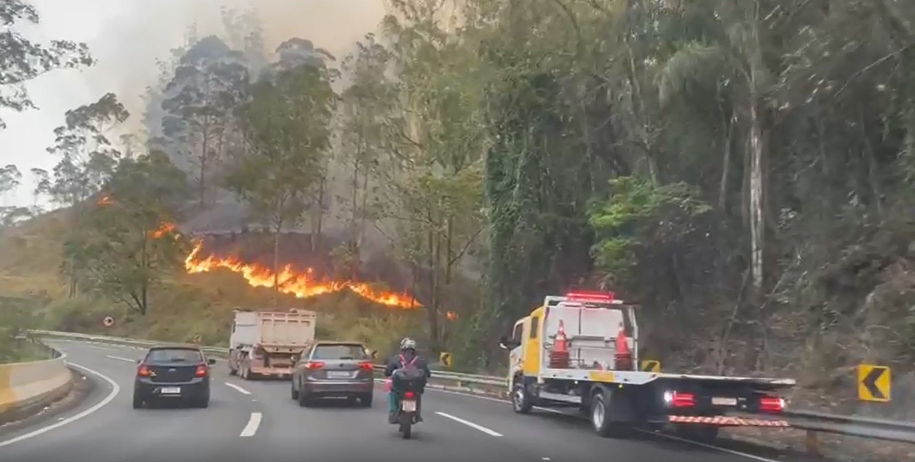 Incêndio atinge área de vegetação na rodovia Mogi-Dutra e se aproxima da pista