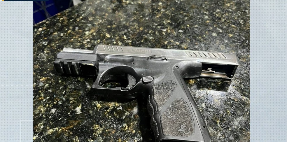 Arma apreendida com João Gabriel, segundo a polícia — Foto: Divulgação/Polícia Militar