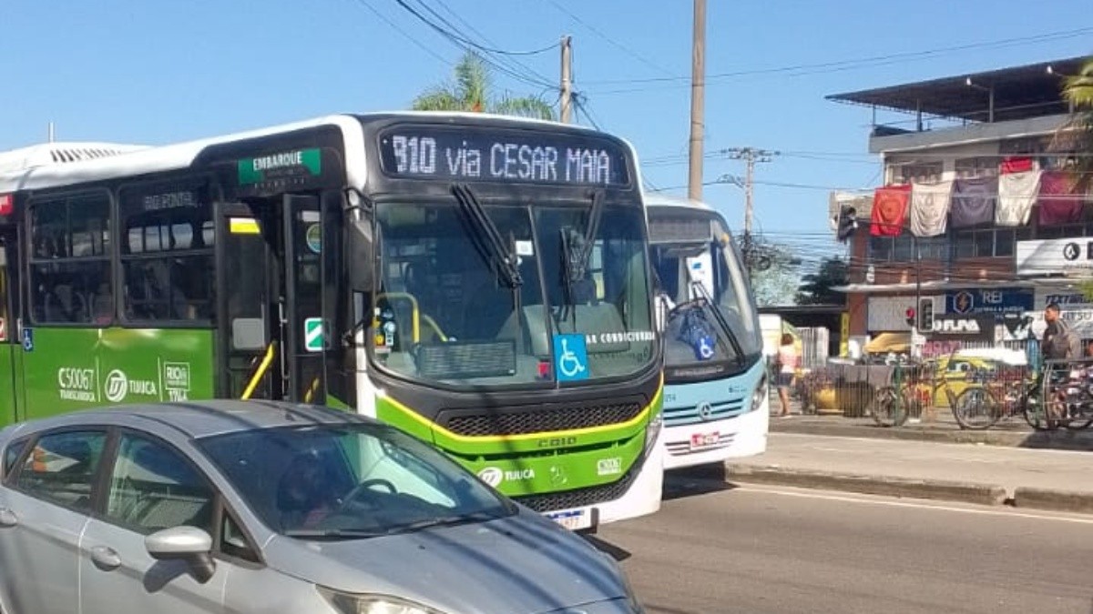 Ônibus são usados como barricadas na Estrada dos Bandeirantes, na Zona Sudoeste do Rio