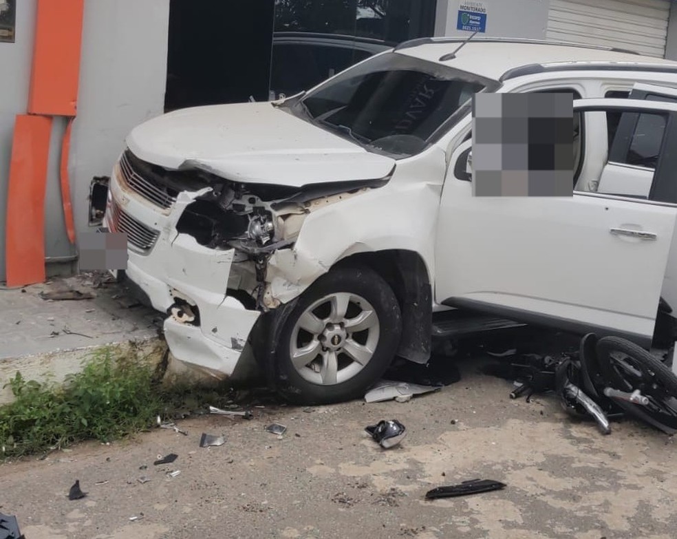 Dois homens foram baleados dentro de um carro em Campo Maior. Um morreu. — Foto: PM-PI