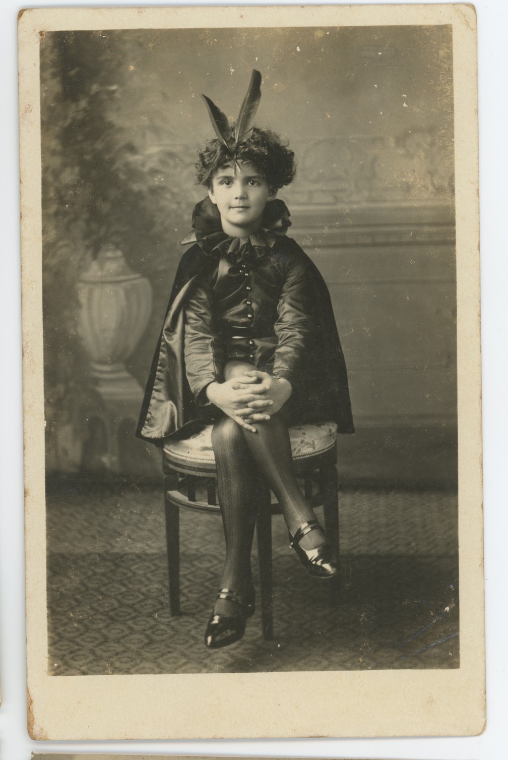 Acervo de pesquisador revela hábito de foliões cariocas de se fotografarem em estúdios do Centro no carnava. Foto mostra menina fantasiada em 1924l — Foto: Arquivo Pessoal/Rafael Cosme