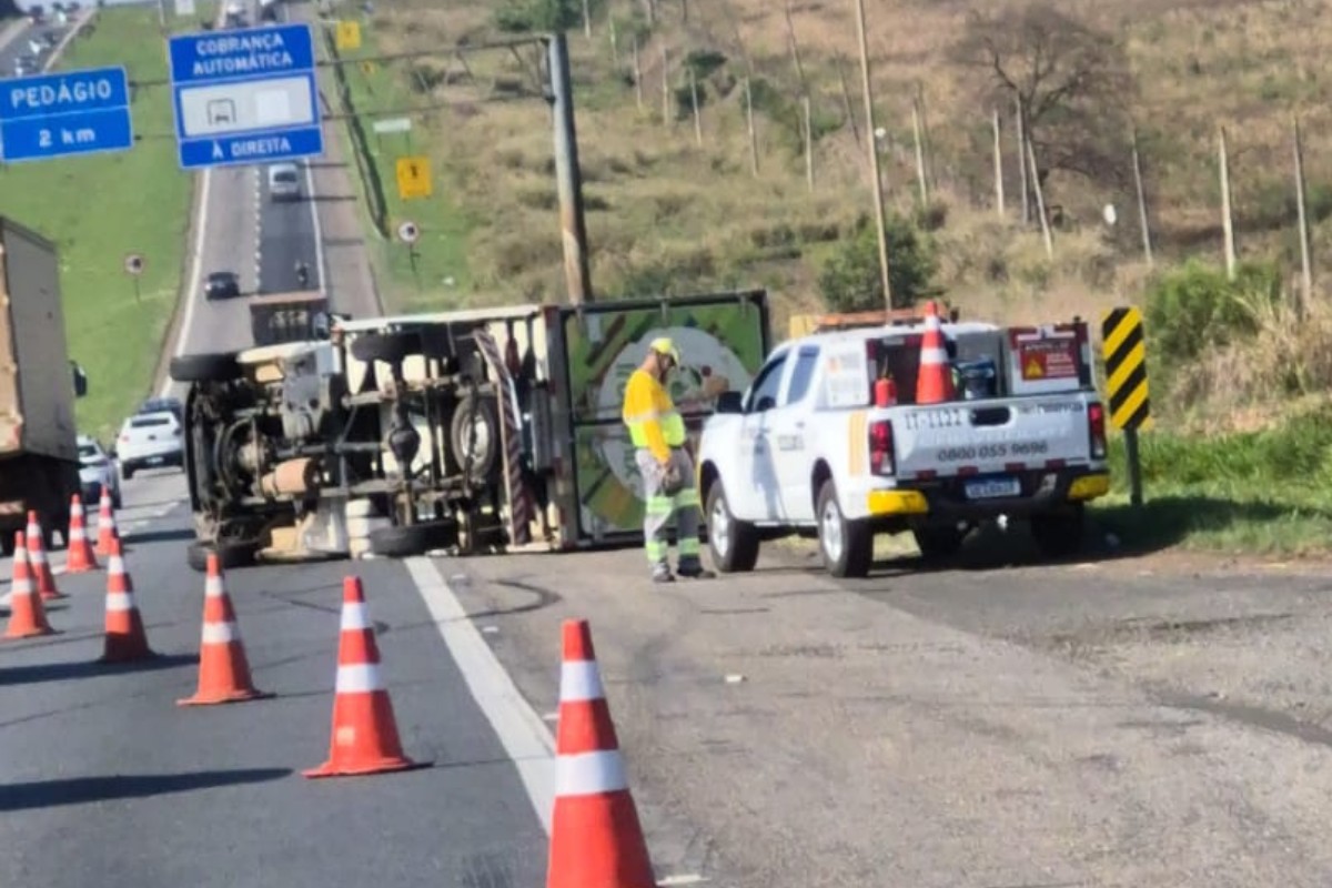 Caminhão tomba na Rodovia Adhemar de Barros, em Campinas, e gera congestionamento