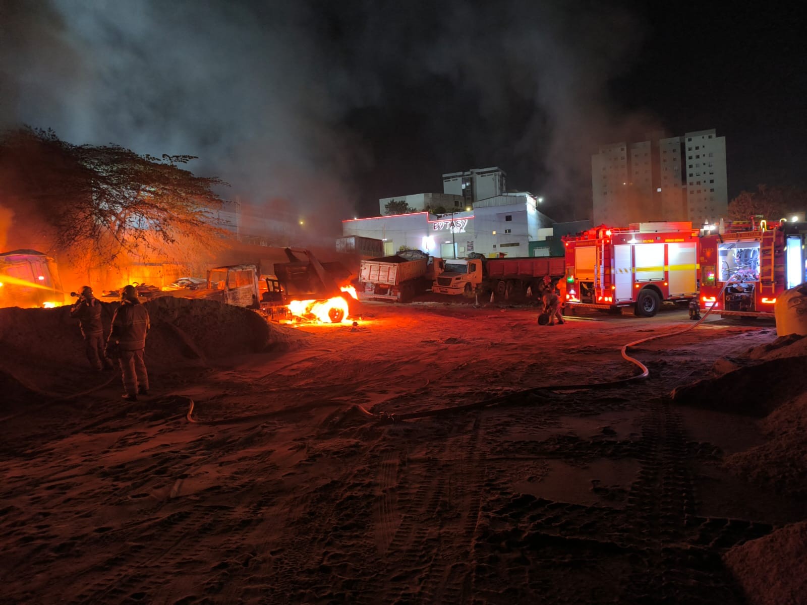 Incêndio atinge pátio de empresa em Ipatinga e destrói caminhões