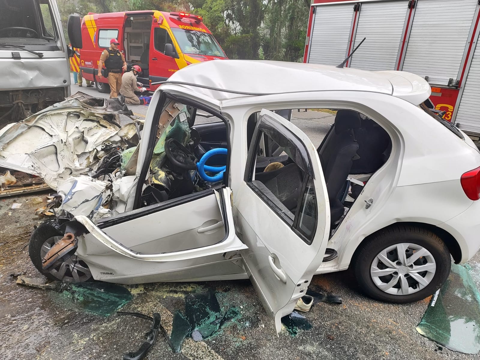 Batida entre caminhão e carro mata três pessoas na PR-407, em Pontal do Paraná; rodovia está interditada