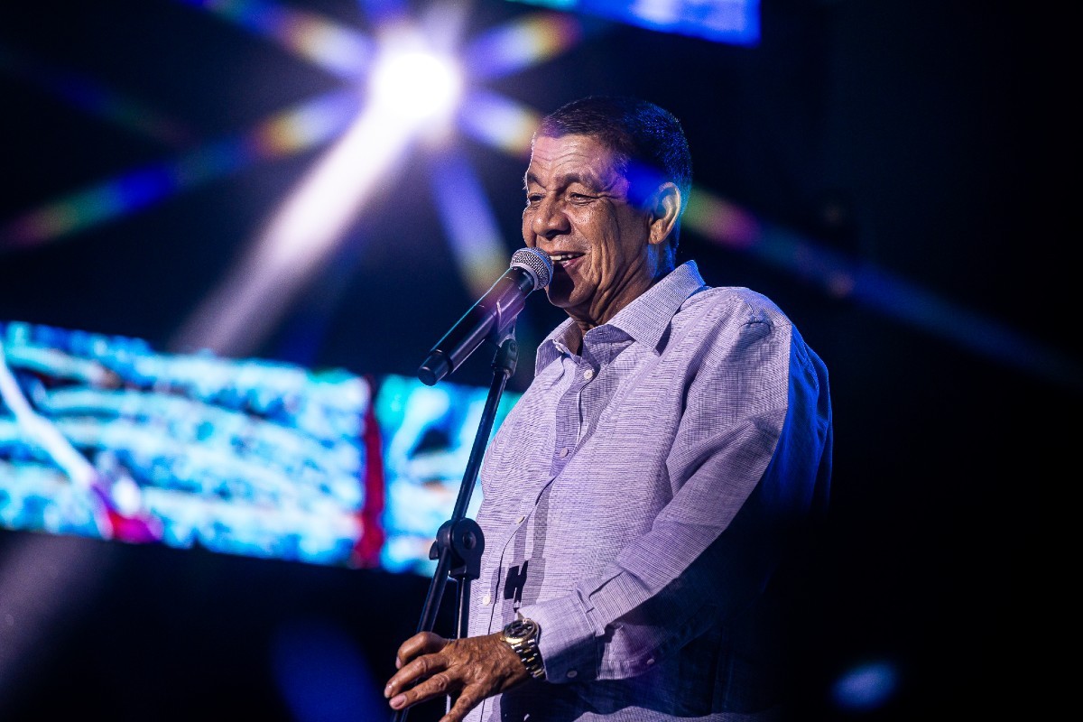 Zeca Pagodinho esbanja carisma e transforma arena da Festa Junina de Votorantim em grande roda de samba