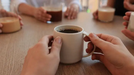 O que aprendi ao participar de 'cafés da morte' em Londres - Espaços para falar livremente e sem tabus sobre o fim da vida se multiplicaram na cidade nos últimos anos e começaram a ser organizados em outras partes do mundo, inclusive no Brasil. Embora o assunto seja difícil e delicado, os encontros geralmente terminam com uma sensação de leveza.