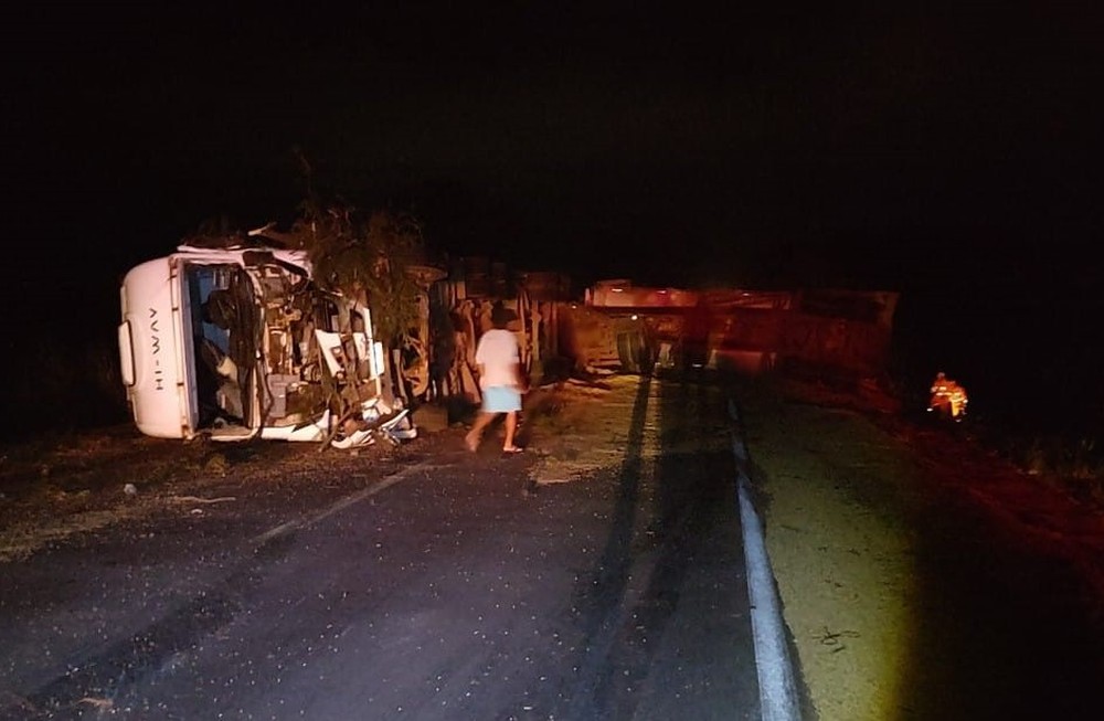 Motorista morre e quatro ficam feridos após carro bater de frente com carreta de soja na BR-153 em Fronteira