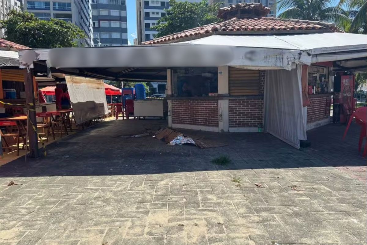 Homem é encontrado morto em quiosque no litoral de SP; polícia suspeita de latrocínio