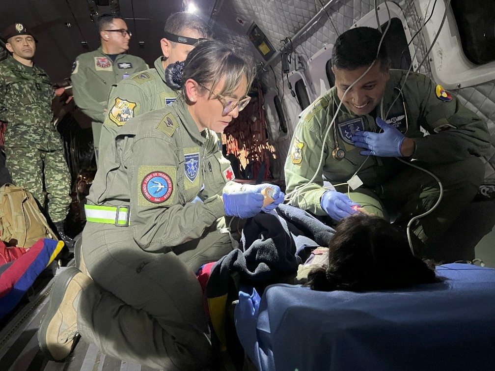 Quatro médicos (1 neonatologista, 1 pediatra e 2 médicos aeroespaciais) viajaram a bordo da aeronave para realizar as avaliações iniciais das crianças. — Foto: Handout Colombian Air Force / Colombian Air Force / AFP
