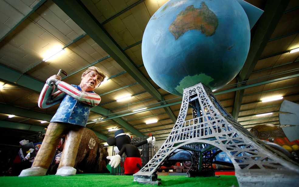Boneco de Donald Trump jogando golfe com o Acordo de Paris é visto em Mainz, na Alemanha, durante preparativos para desfile de carnaval, na terça-feira (6)  — Foto: Reuters/Ralph Orlowski
