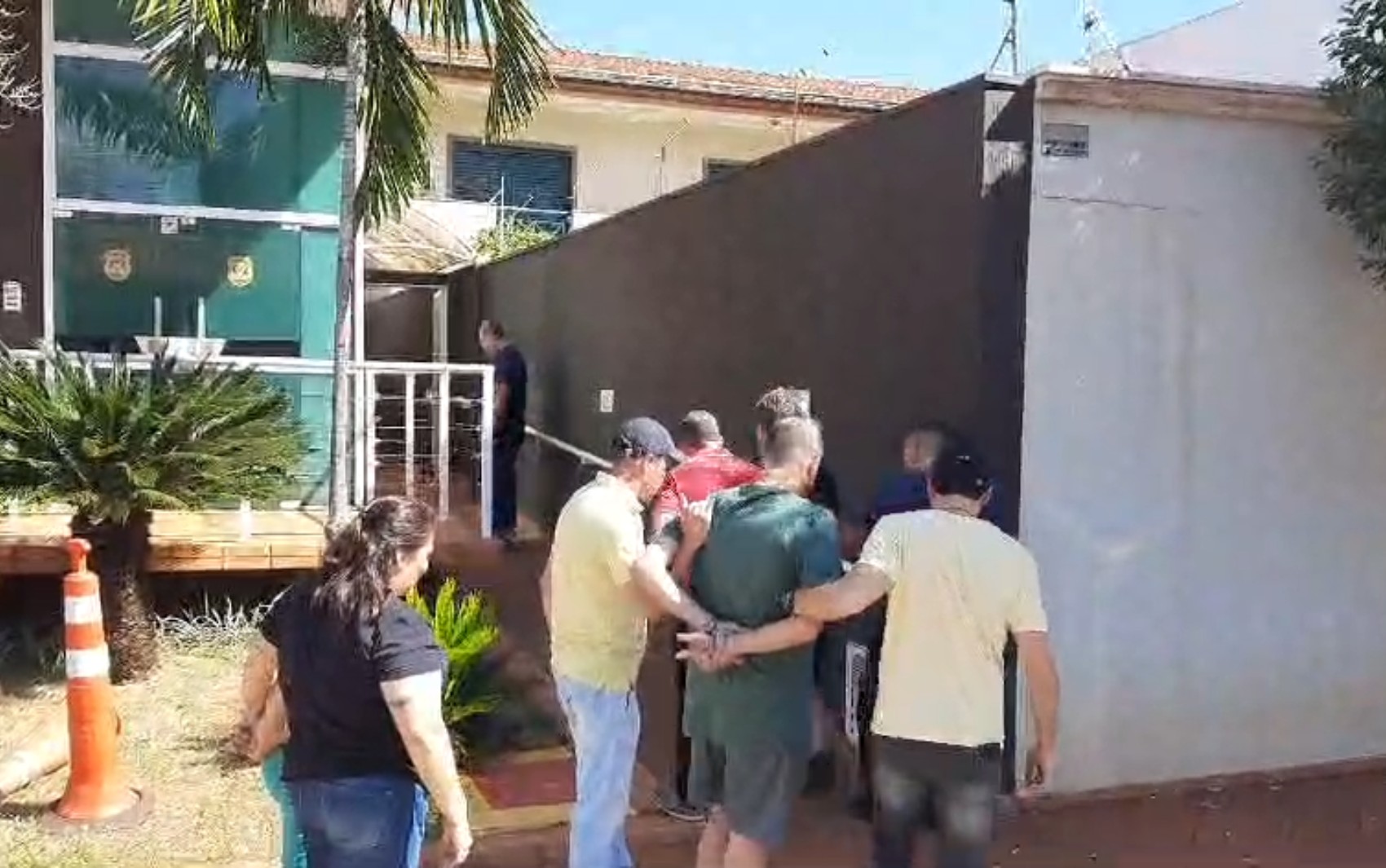 Suspeitos de aplicar golpe de R$ 240 mil em idoso são presos em hotel em Ribeirão Preto, SP