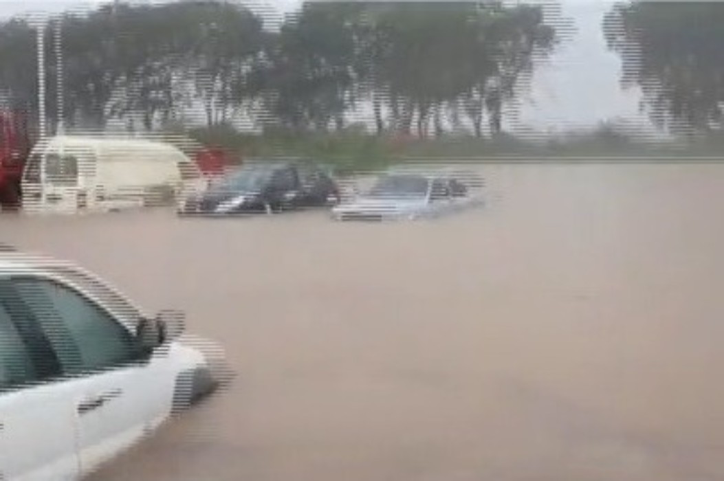 Alagamentos cobrem carros em ruas de cidade no sudoeste da Bahia; veja impacto das chuvas