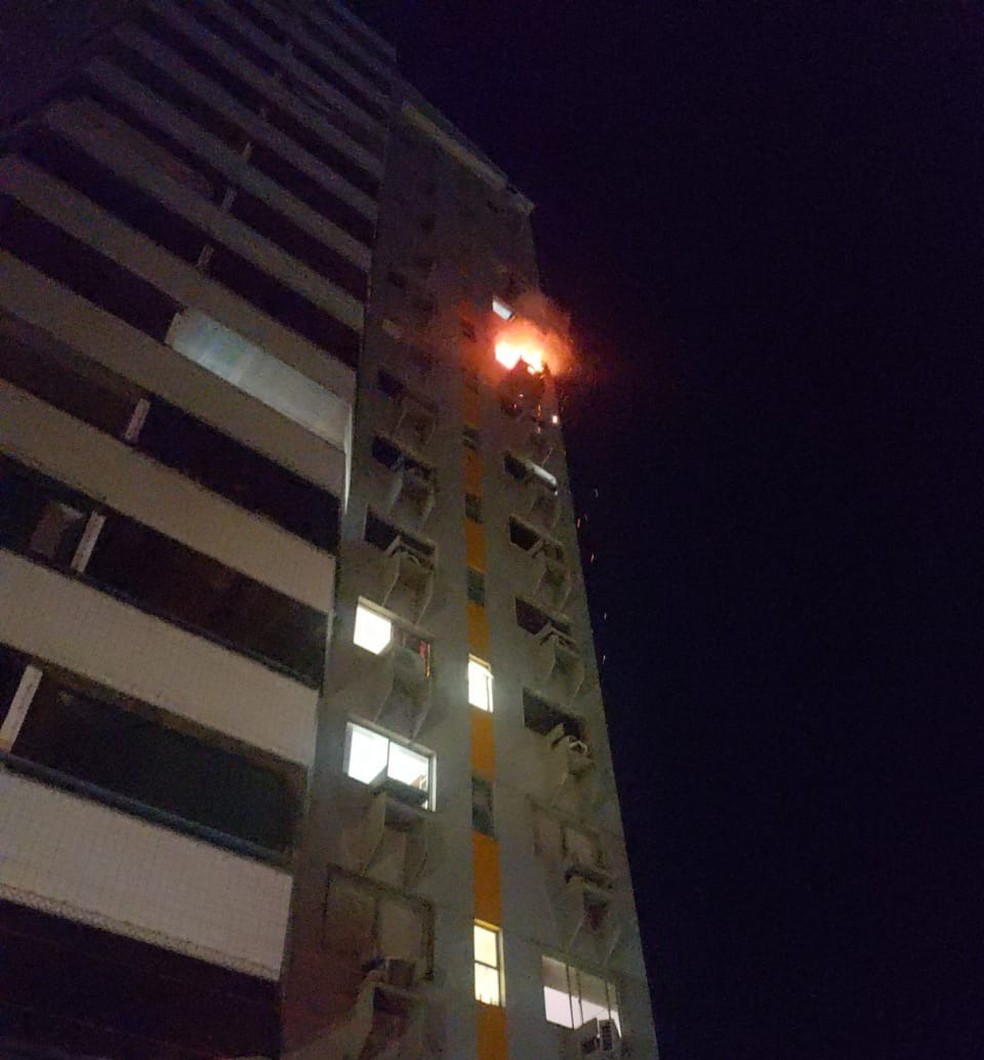 Bombeiros são acionados para incêndio no 9º andar de prédio na Zona Leste de Teresina — Foto: Divulgação/CBM-PI