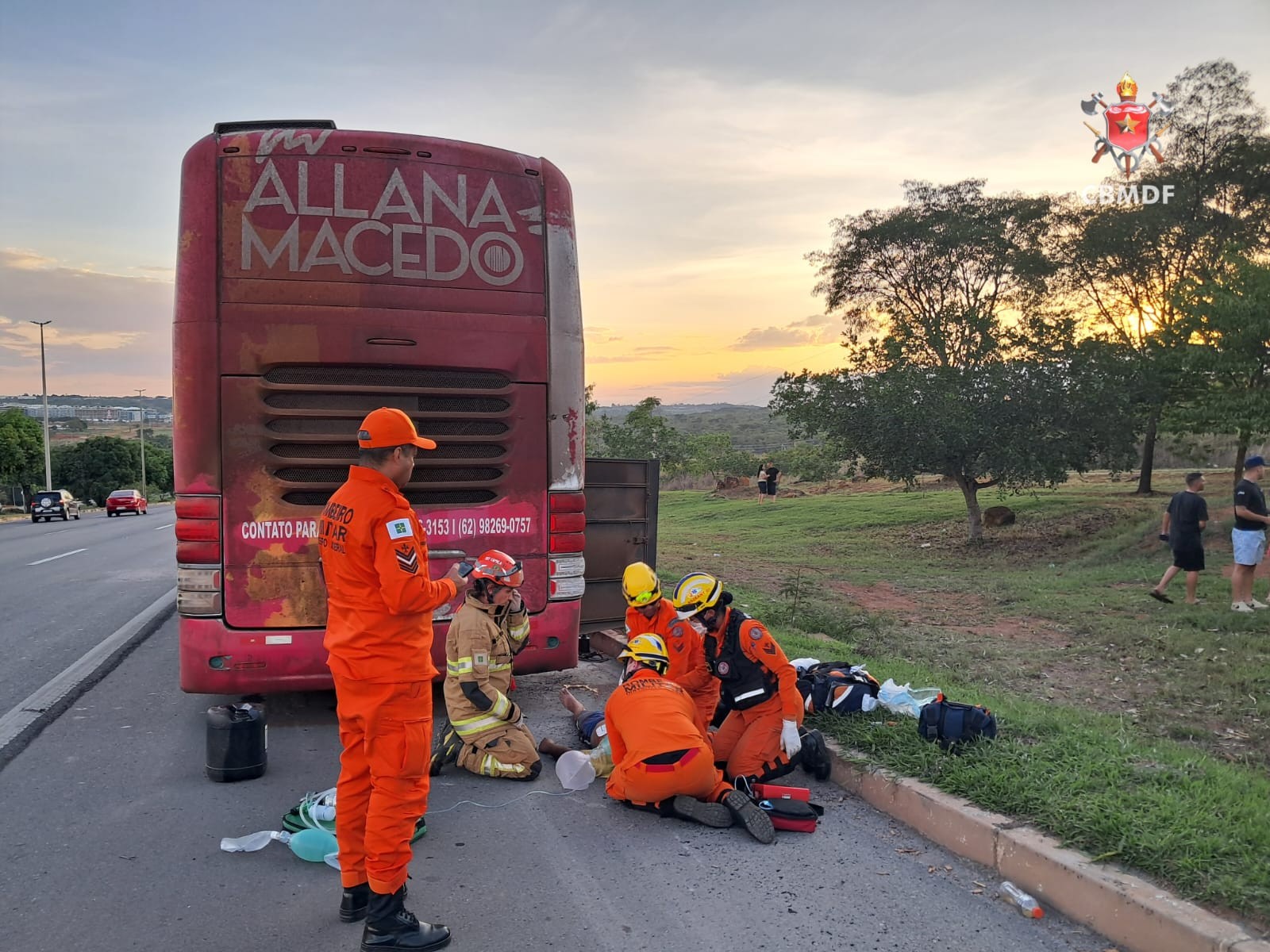 Homem morre esmagado ao trocar pneu de ônibus em acostamento de rodovia no DF