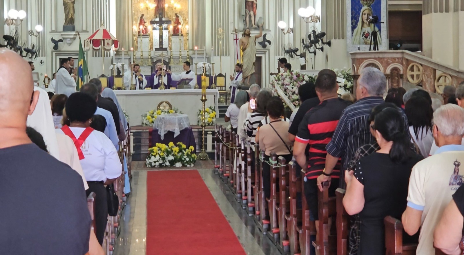 Fiéis se despedem de Dom Roberto Gomes Guimarães, bispo emérito de Campos