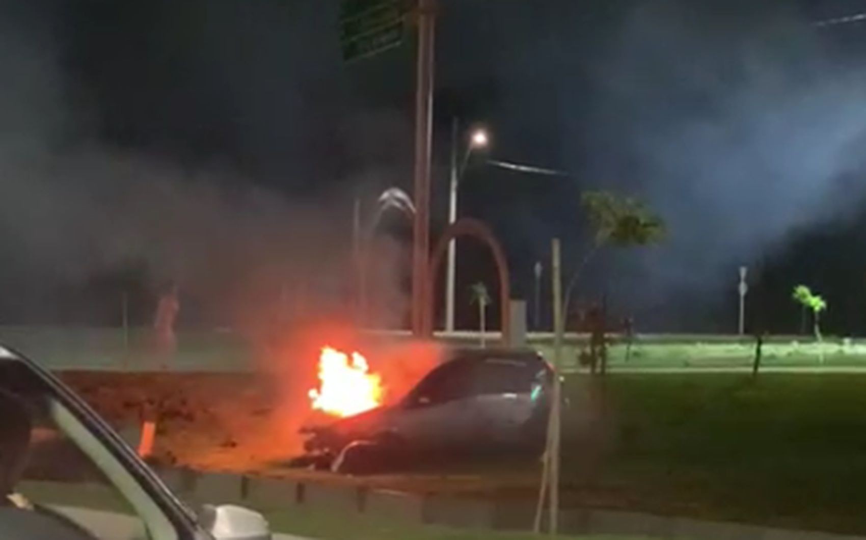 Motorista é retirado de veículo após bater, pegar fogo e quase cair em canal de Aracaju
