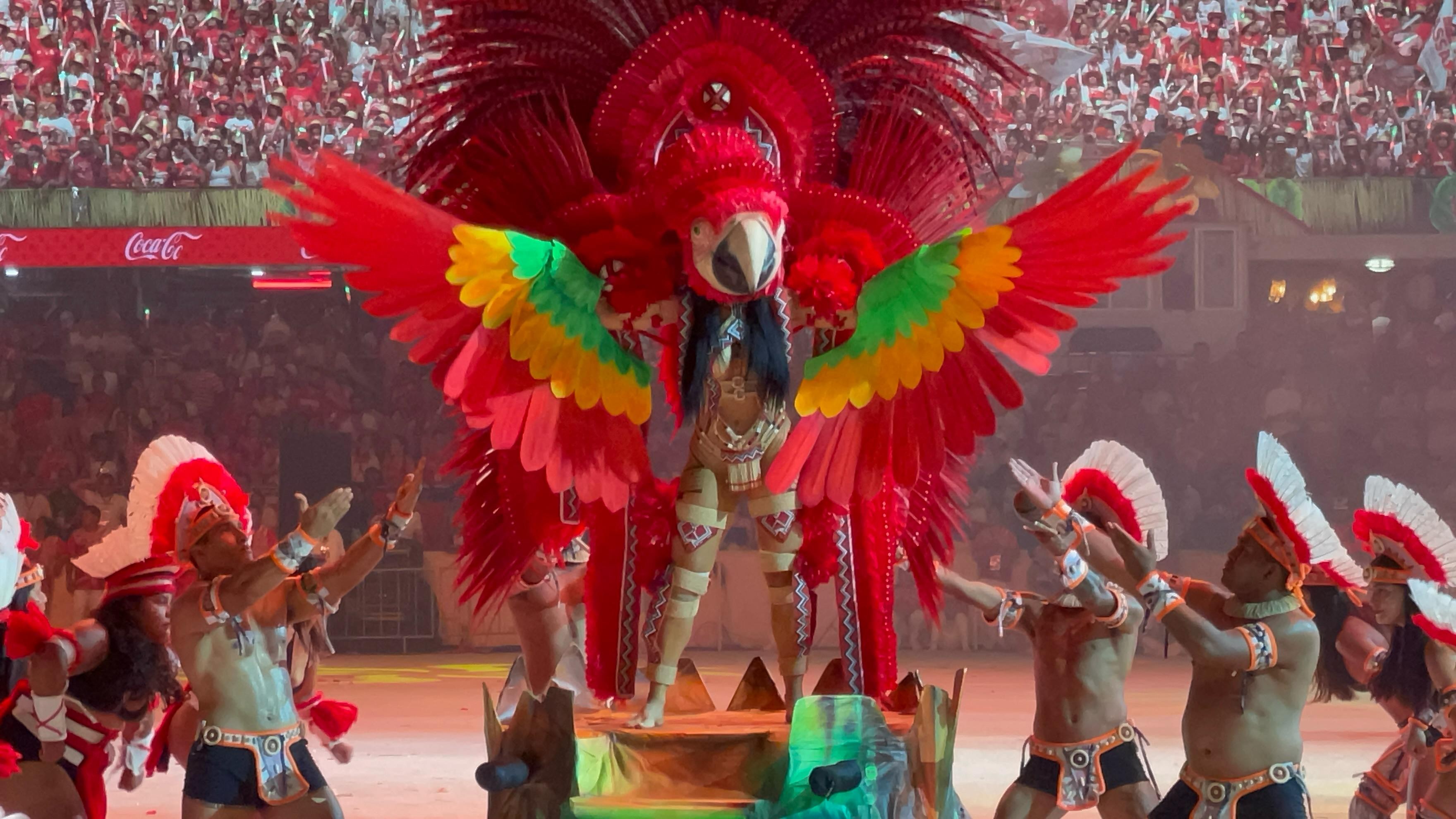 Isabelle Nogueira se transforma em arara vermelha na última noite do Festival de Parintins; VÍDEO