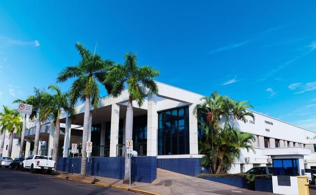 Idoso é atropelado em trecho com semáforos intermitentes, em frente ao Bom Prato, na Avenida Brasil, em Presidente Prudente