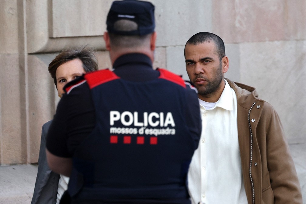 Três dias após ser solto, Daniel Alves se apresenta pela primeira vez ao tribunal — Foto: REUTERS/Nacho Doce