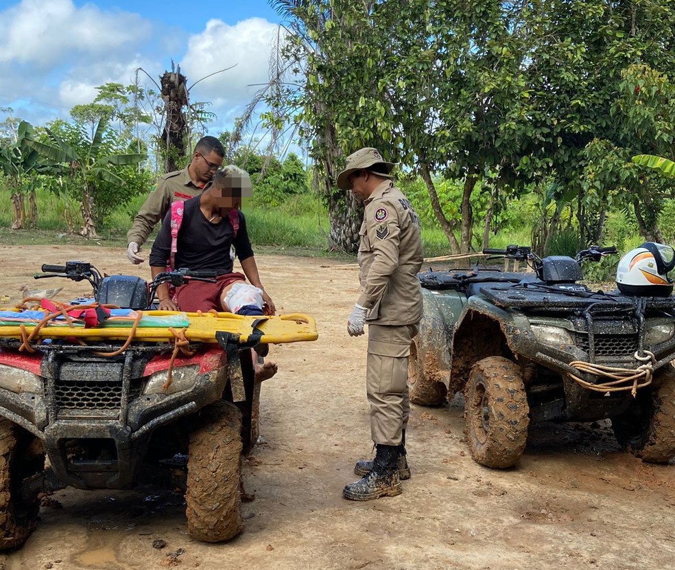 Bombeiros percorreram 10 km de ramal para prestar primeiros socorros no suspeito — Foto: Arquivo/9º Batalhão do Corpo de Bombeiros do Acre