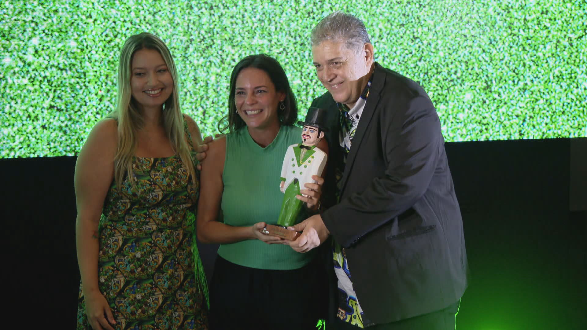 Repórter da TV Globo é surpreendida com troféu enquanto fazia reportagem sobre premiação do Homem da Meia-Noite; VÍDEO