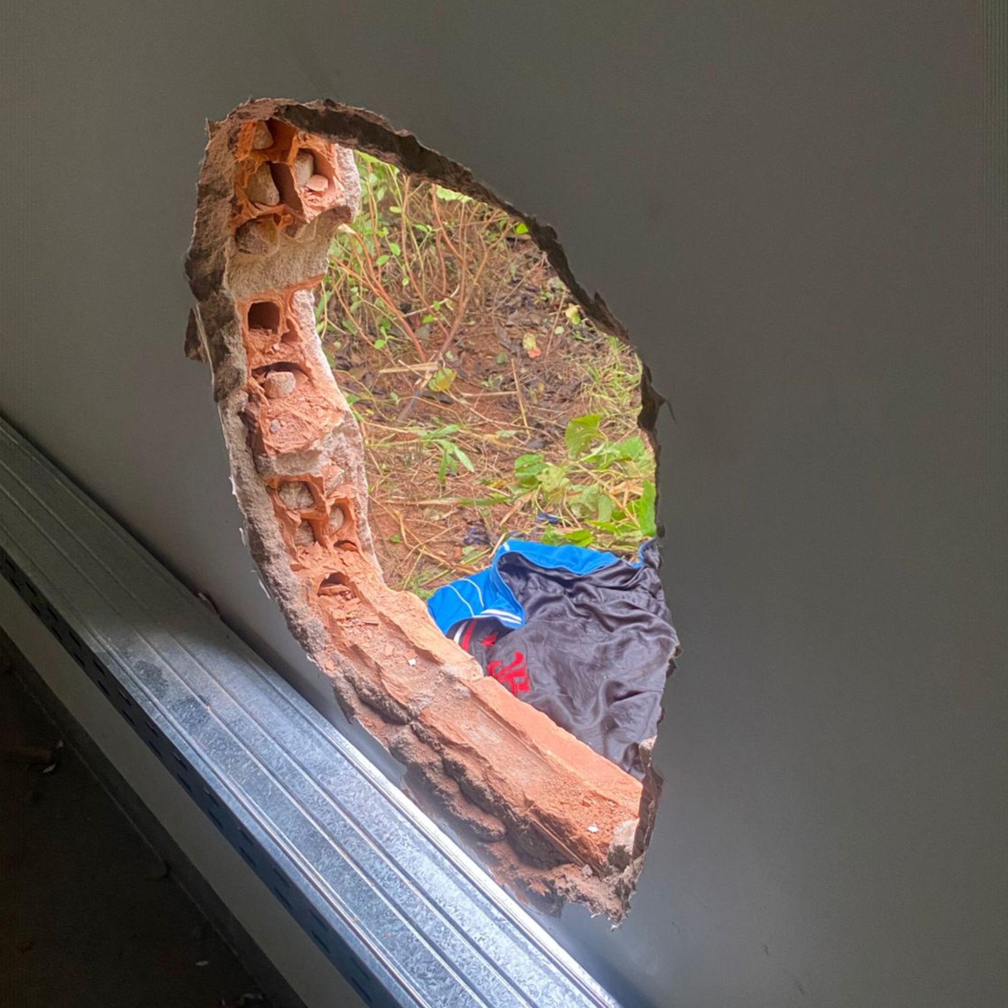 Suspeitos fazem buraco em parede de cooperativa, trocam tiros com a polícia e dois são presos em RO