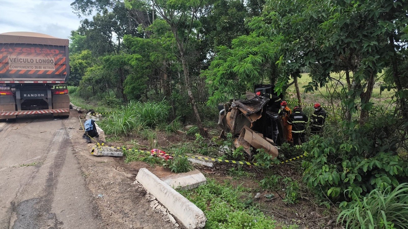 Acidente entre caminhonete e caminhão deixa um morto e três feridos na BR-153