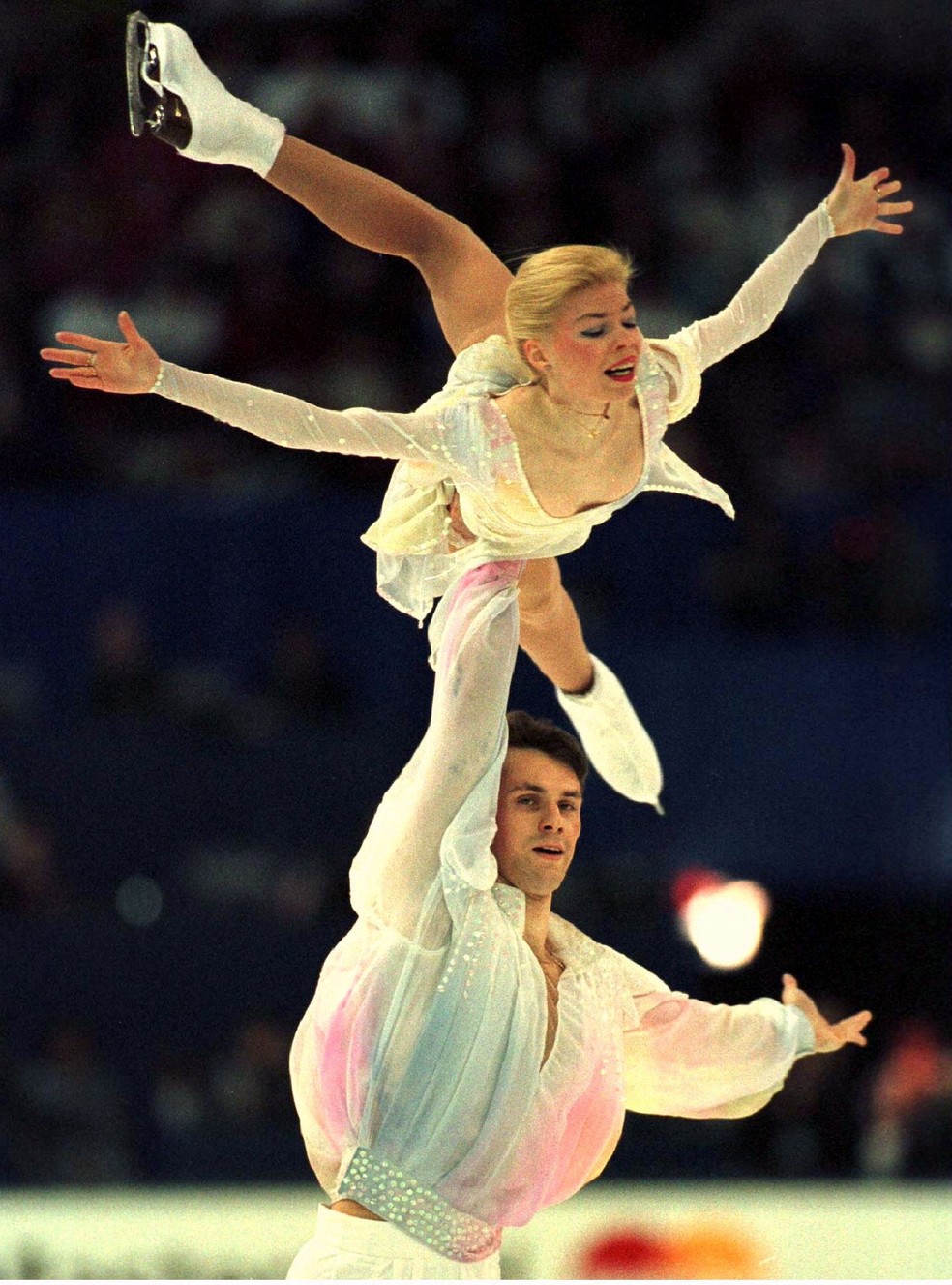 Os campe&otilde;es mundiais de patina&ccedil;&atilde;o art&iacute;stica  Evgenia Shishkova e Vadim Naumov &mdash; Foto: REUTERS/Mike Blake/Arquivo