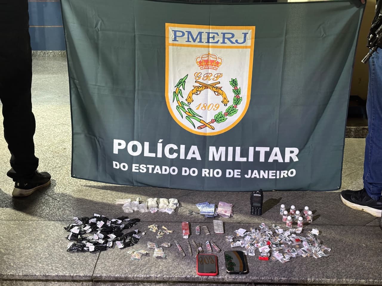 Quatro pessoas são detidas por suspeita de tráfico de drogas em Resende