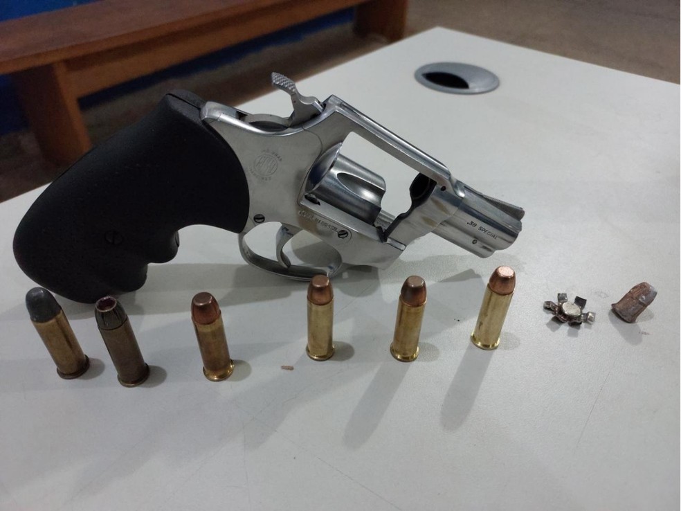revólver calibre .38 e munições encontradas na casa do suspeito — Foto: Divulgação/PM