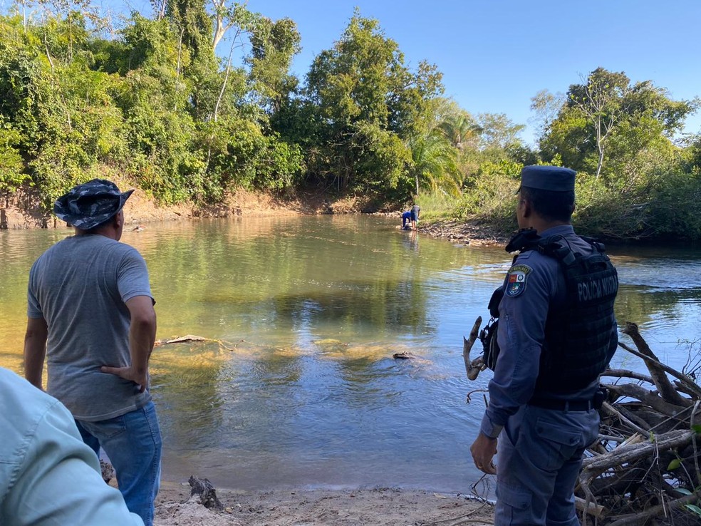 Policiais, bombeiros e moradores da comunidade fizeram o resgate das vítims — Foto: Polícia Militar