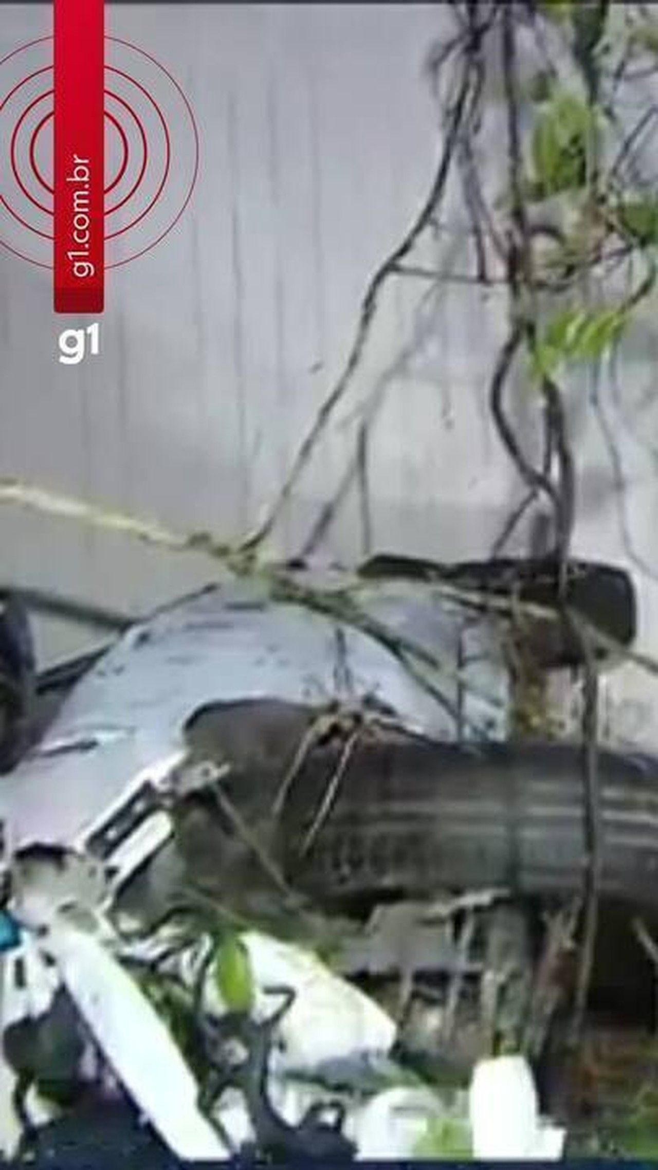 Carro cai de ribanceira e atinge quarto de casal em Florianópolis
