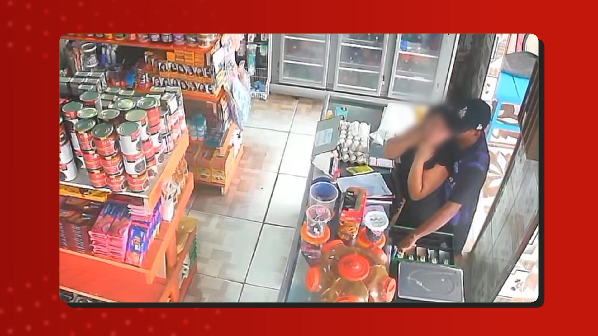 Homem armado com faca é suspeito de render e roubar comerciante em mercadinho no interior do AM; VÍDEO