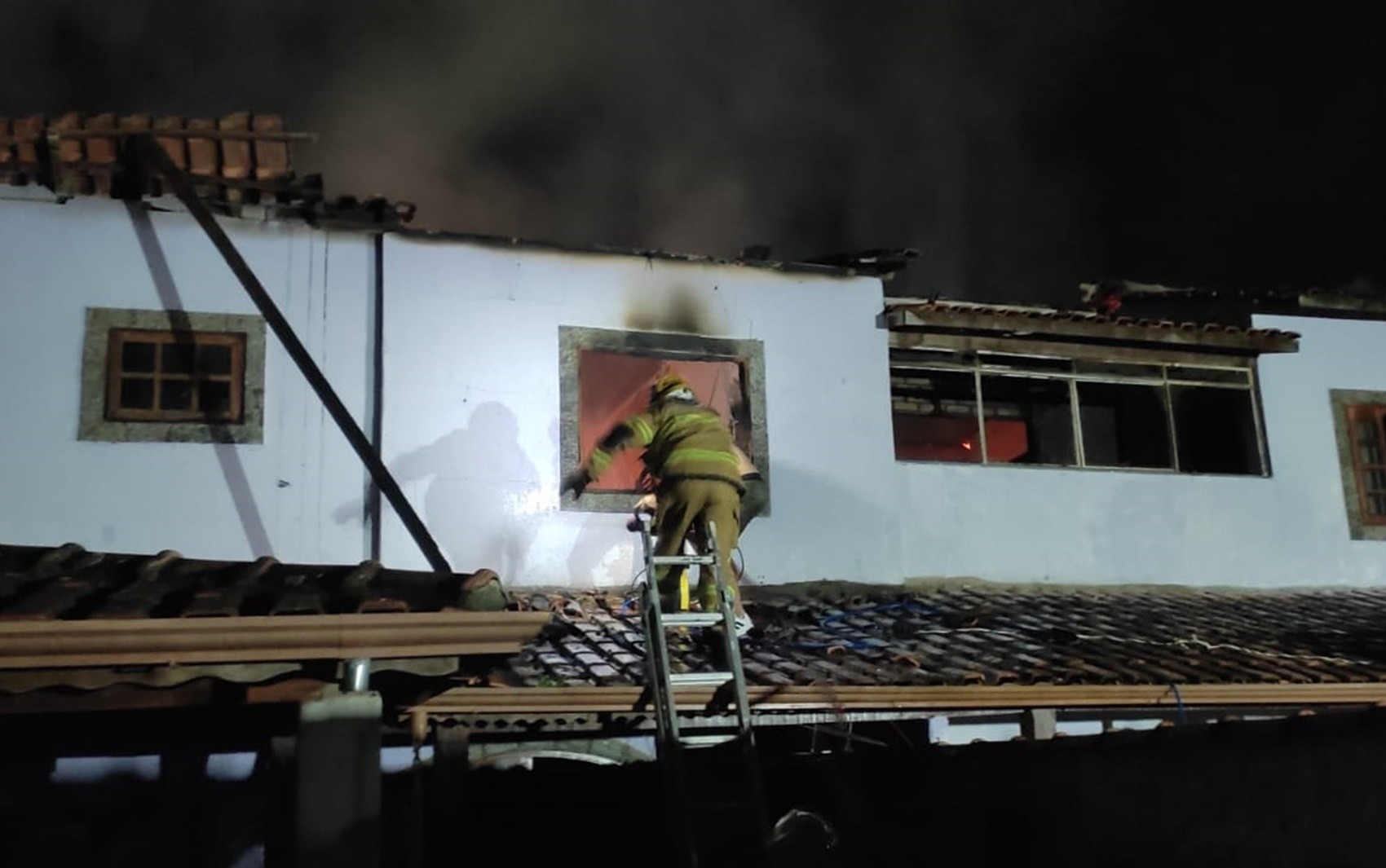 Casas geminadas pegam fogo em Itanhandu; suspeita é de curto-circuito na fiação elétrica