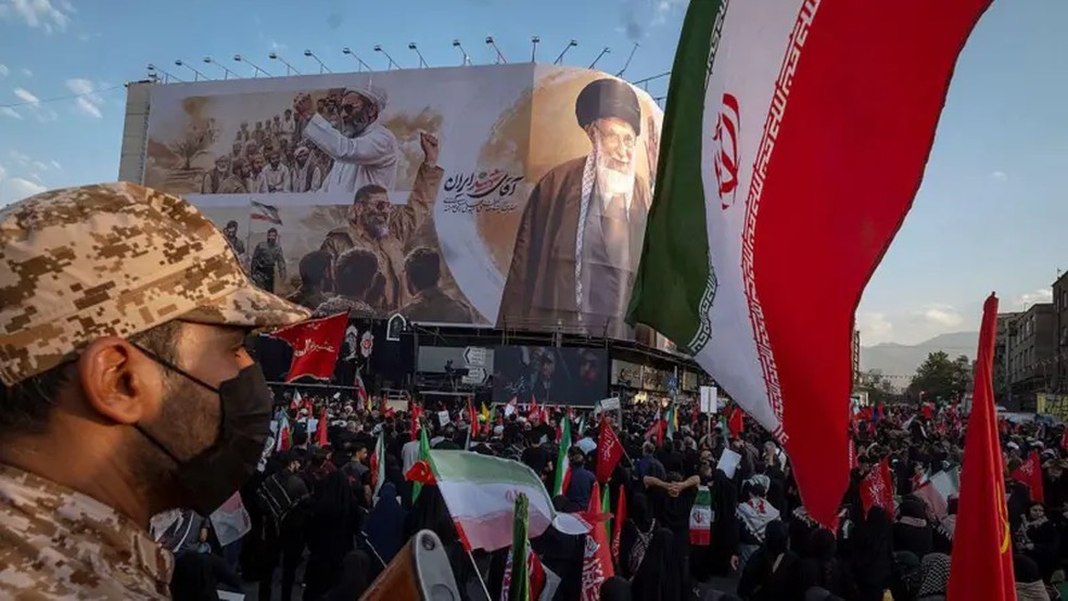 O funeral do falecido líder supremo do Irã, Ali Khamenei, foi realizado esta semana — Foto: NurPhoto via Getty Images via BBC
