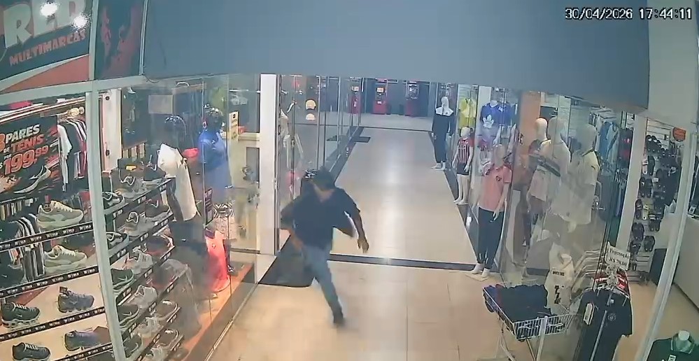 VÍDEO: comerciante é baleado dentro de loja no Centro de Cotia, Grande SP
