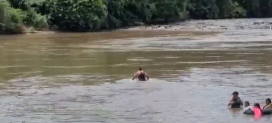 Vídeo registra momento em que homem entra no Rio Piracicaba antes de desaparecer; bombeiros fazem buscas