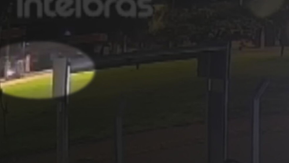 1 de 1
Moto atingiu o poste na avenida em Agudos &mdash; Foto: C&acirc;mera de seguran&ccedil;a/ Reprodu&ccedil;&atilde;o