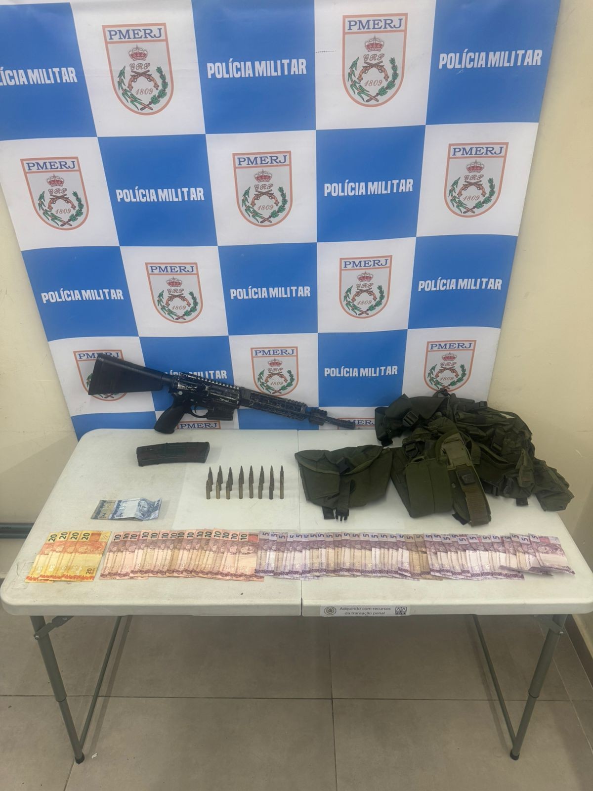 Fuzil e munições são apreendidos pela Polícia Militar em Volta Redonda