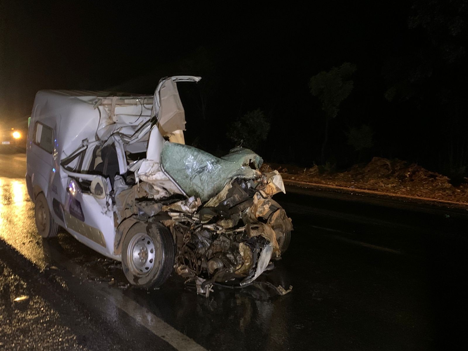 Três pessoas morrem após ambulância bater na traseira de caminhão na BR-251