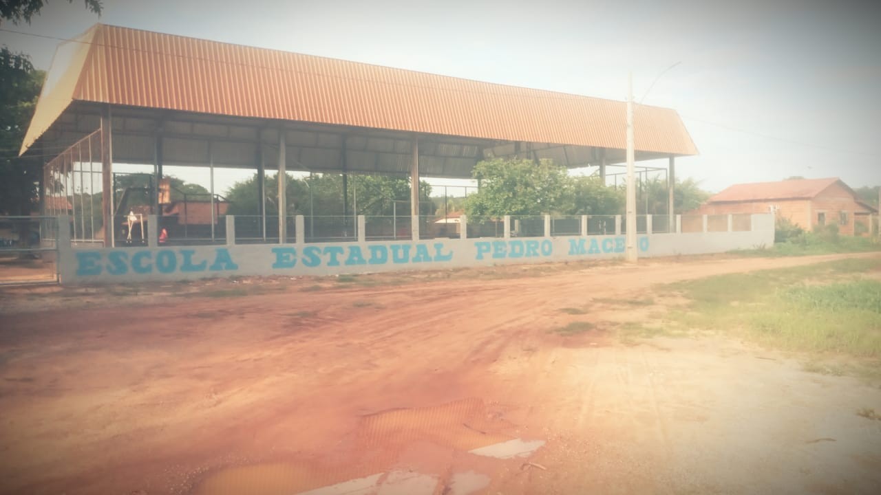 Pais de alunos reclamam após serem surpreendidos com aviso sobre fechamento de escola