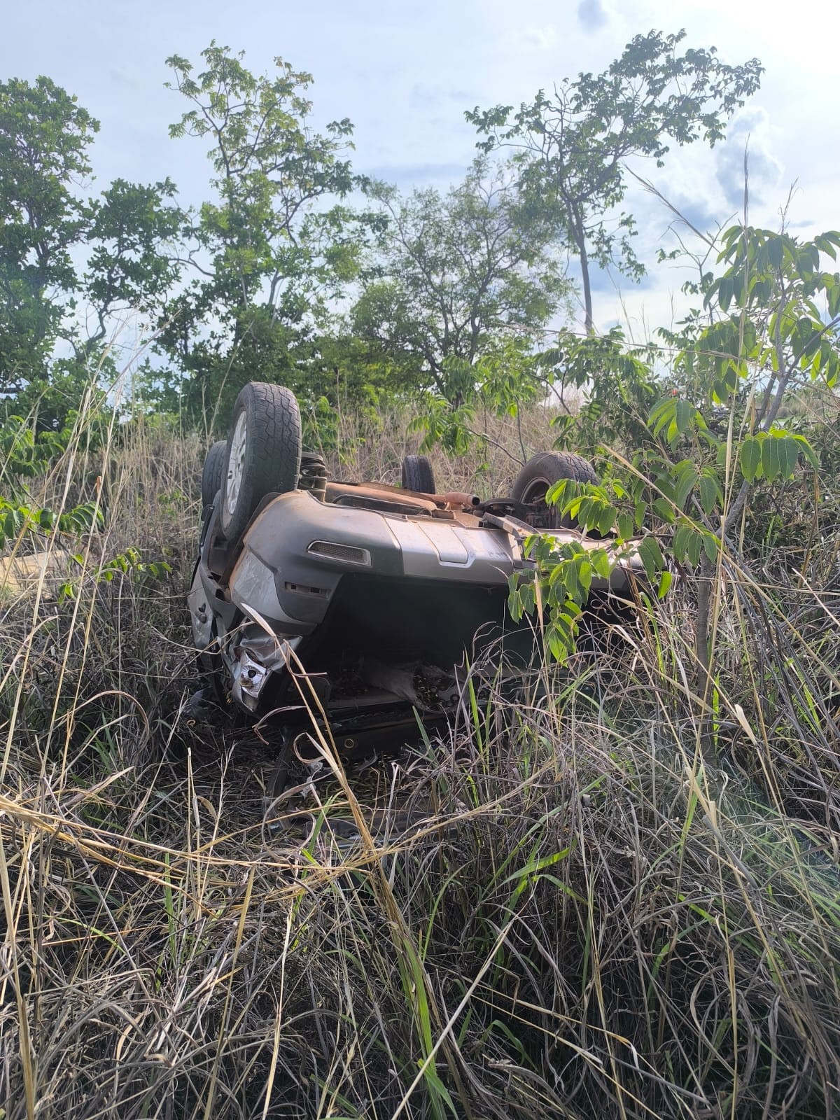 Passageiro de carro fica ferido em capotamento na BR-135