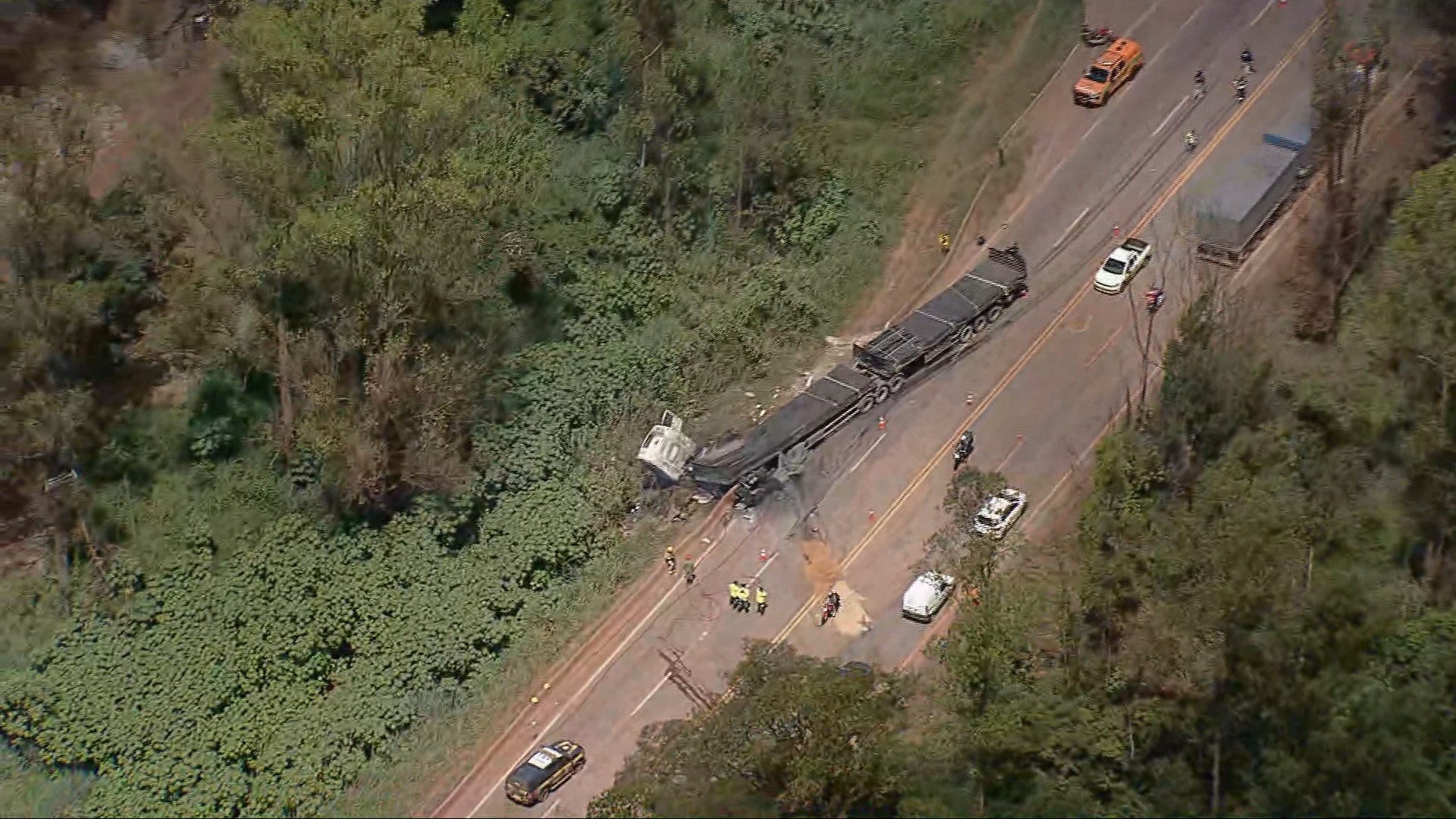 Motociclista morre carbonizado em acidente com carreta na BR-040, em Itabirito