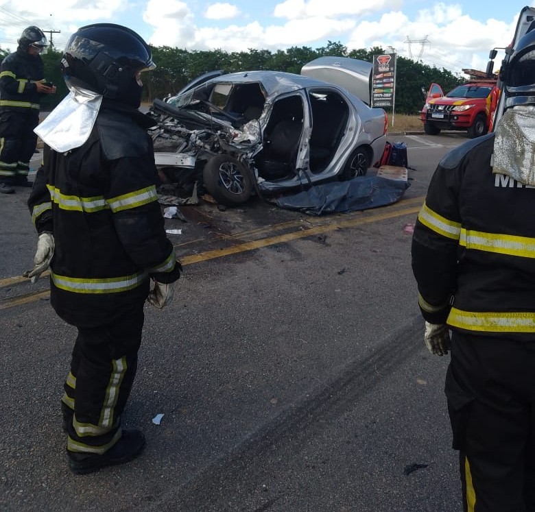 Colisão entre carro e caminhão deixa um morto e dois feridos na BR-316 em Cajueiro 